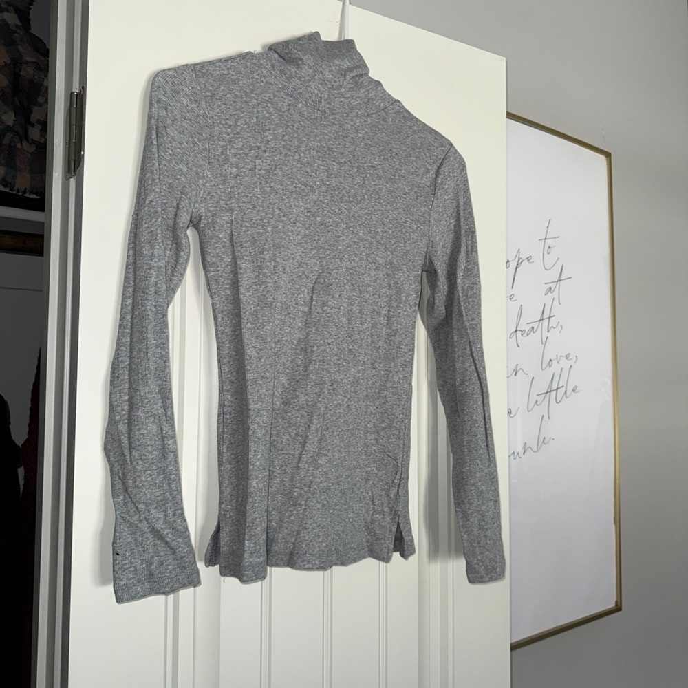 Gray la miel turtle neck. Great condition
